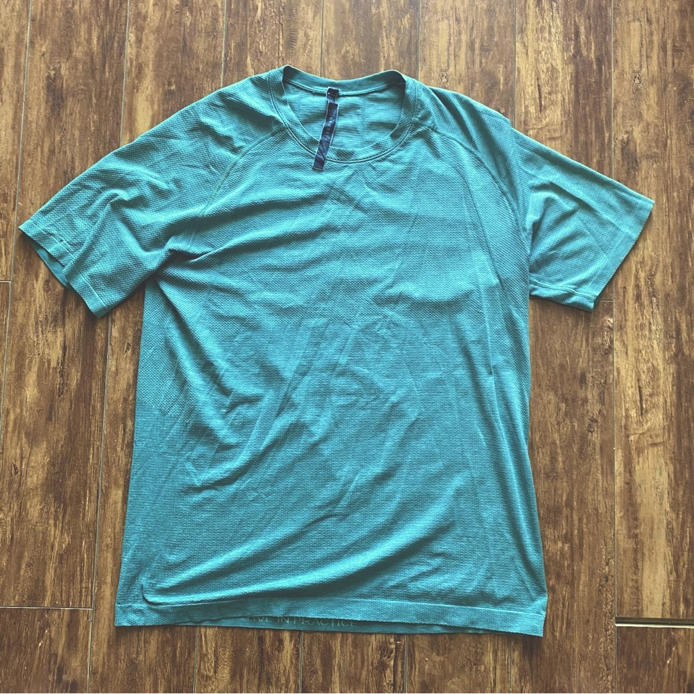 Lululemon Mens “Live in Practice” Green Short Sleeve Tshirt Size Large